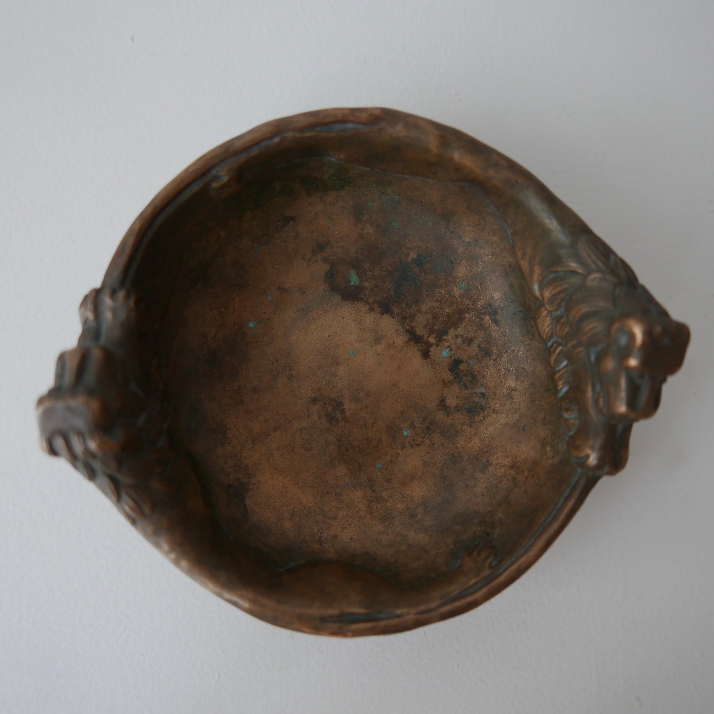 Lion bronze bowl