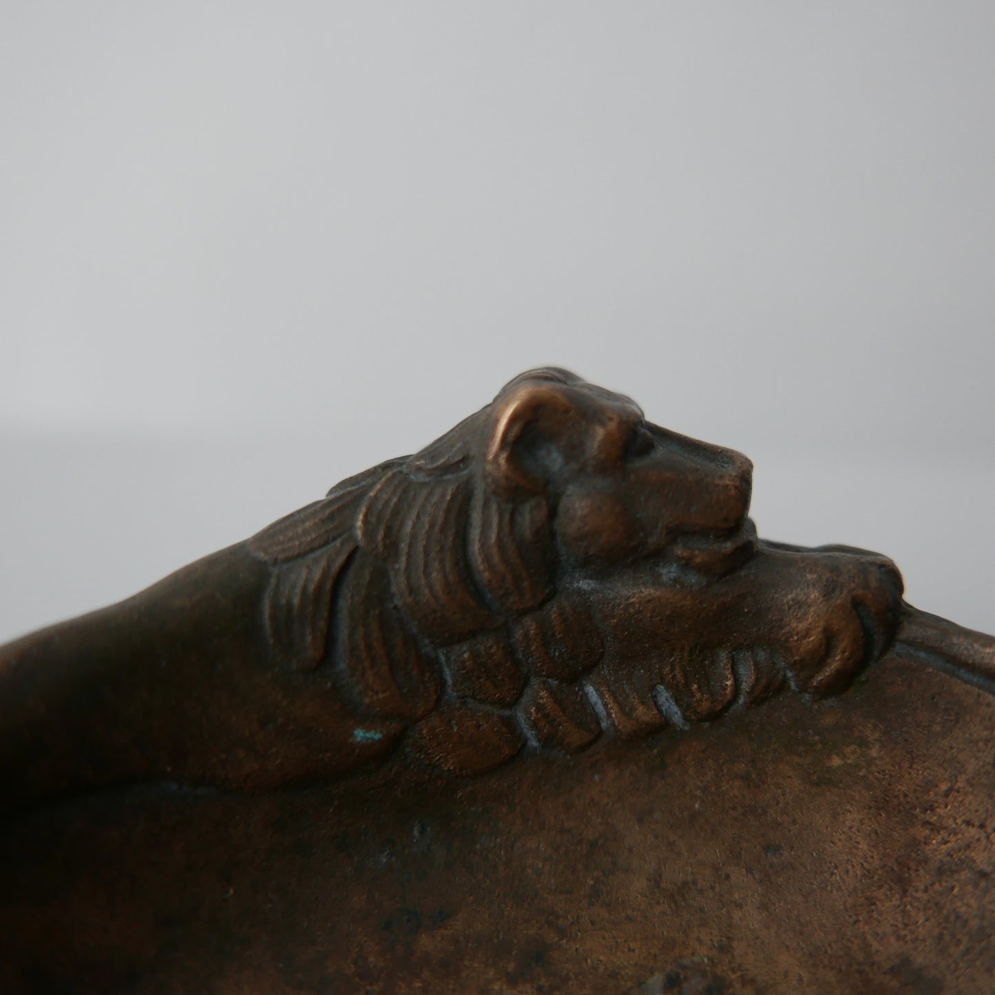 Lion bronze bowl