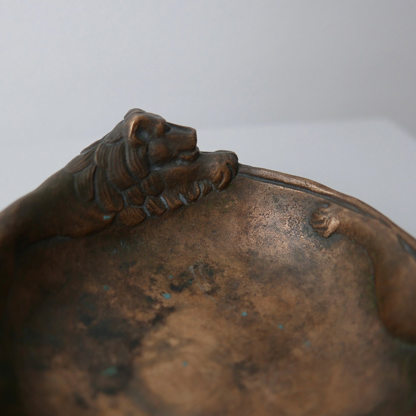 Lion bronze bowl